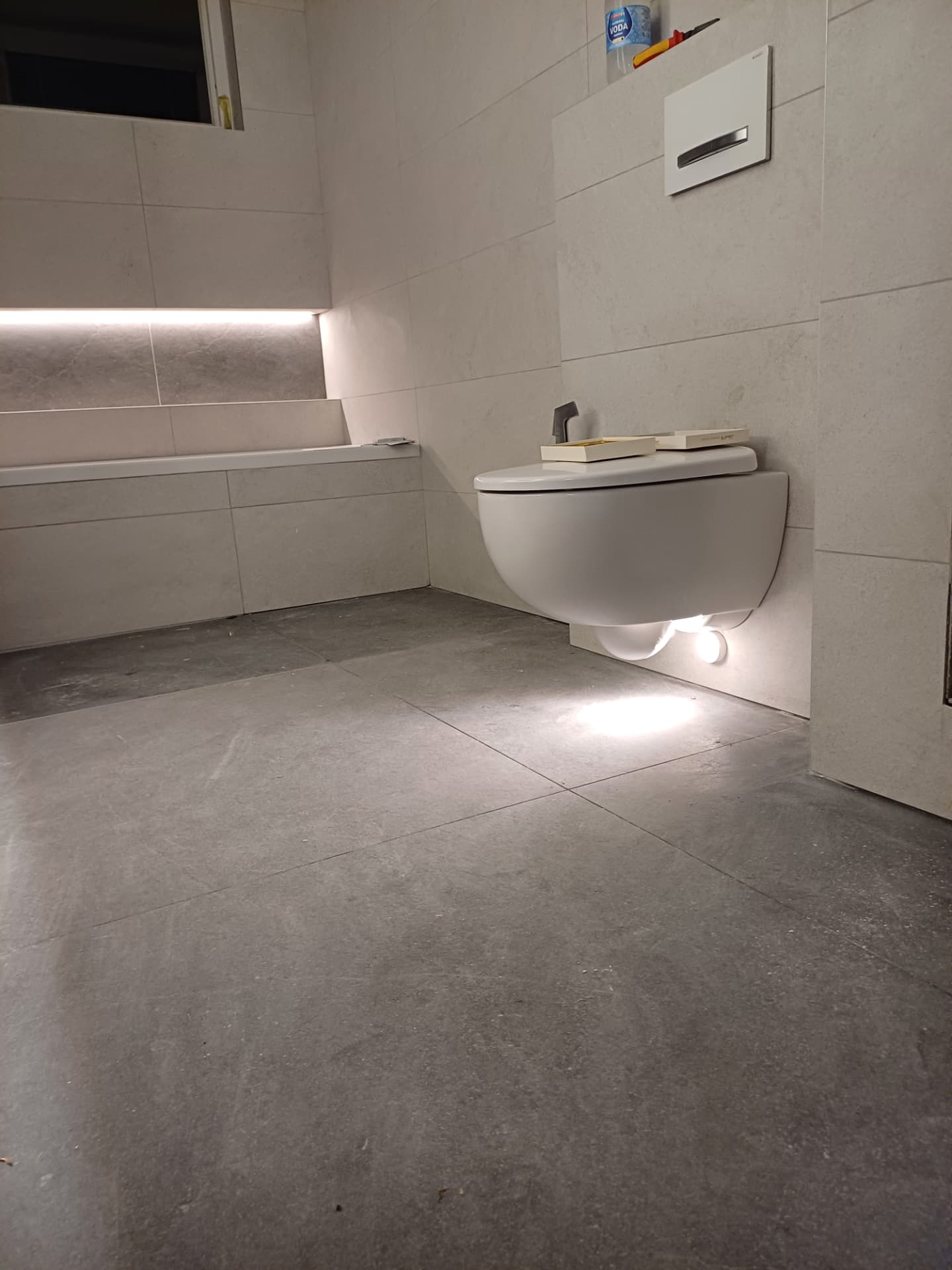 Kopalnica z ambientalno LED osvetlitvijo